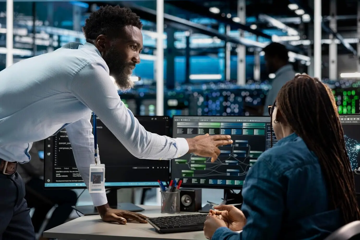 Специалисты по компьютерным наукам в центре обработки данных настраивают деревья узлов машинного обучения.