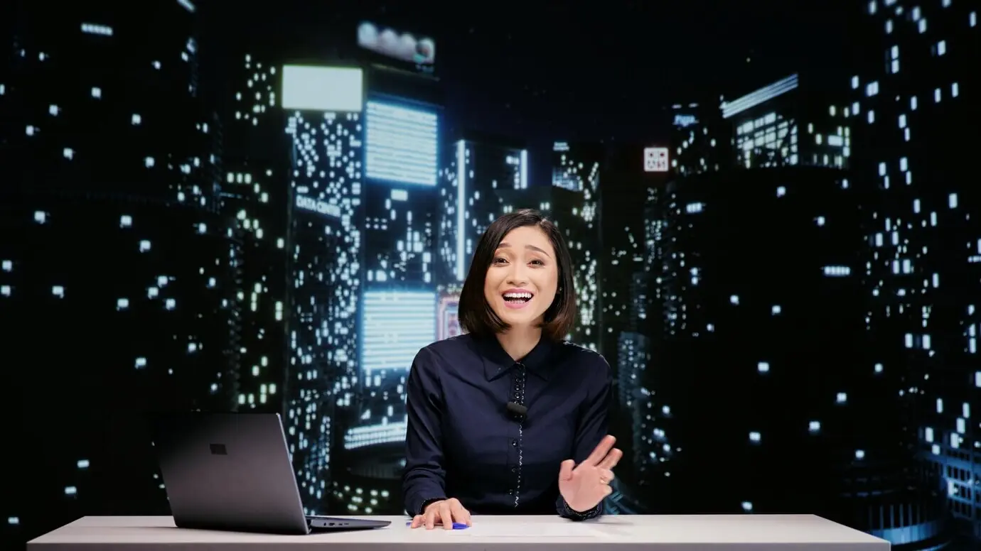 Телеведущая представляет поздневечернее ток-шоу, в прямом эфире обсуждая все темы срочных новостей. Медиа-журналист ведет развлекательное шоу для международного ТВ-контента и глобальных коммуникаций.