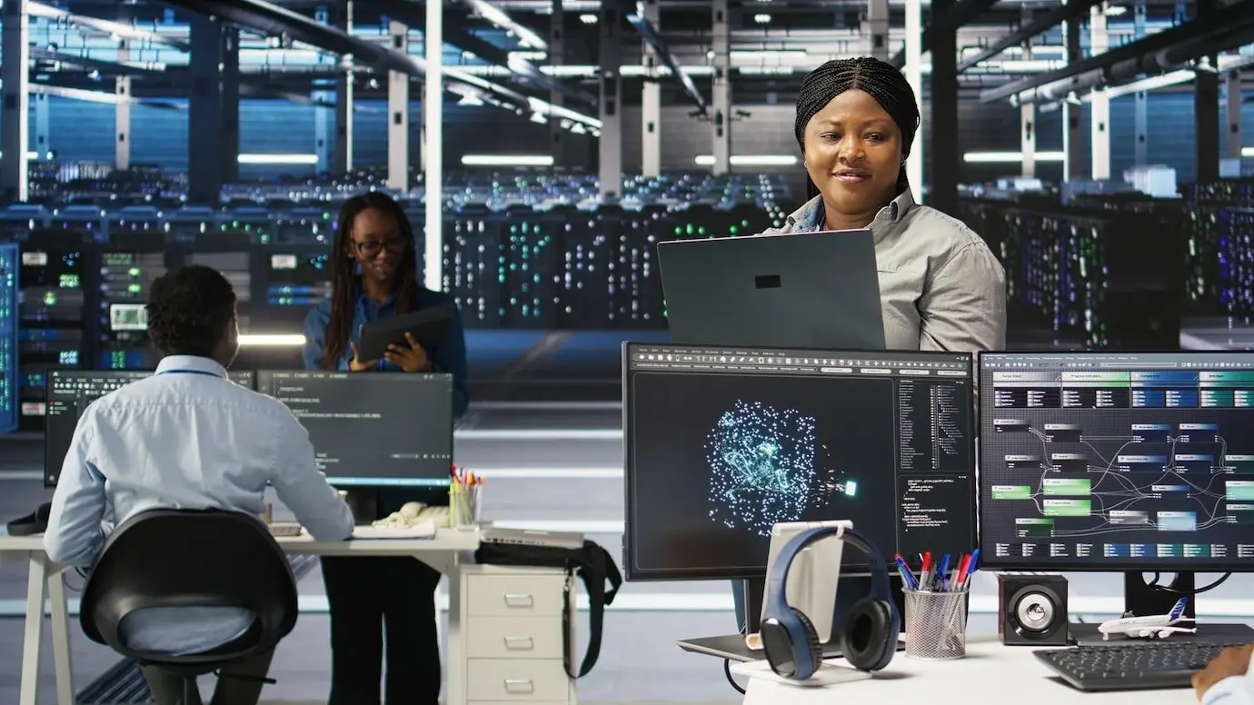 Довольный сотрудник дата-центра использует программное обеспечение на основе дерева узлов для анализа наборов данных.